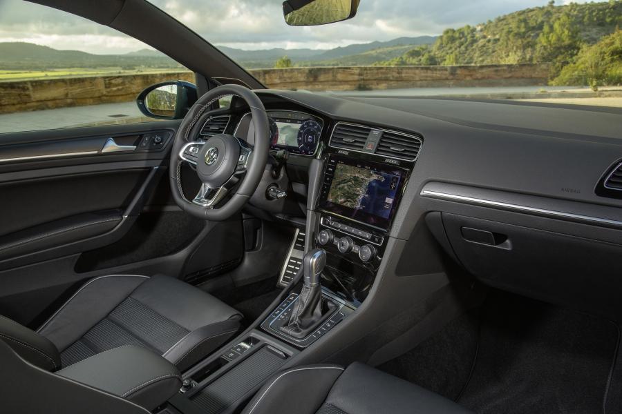 Интерьер Volkswagen Golf GTD 3-Door 2017 года  (WW) (фото 11 из 11)